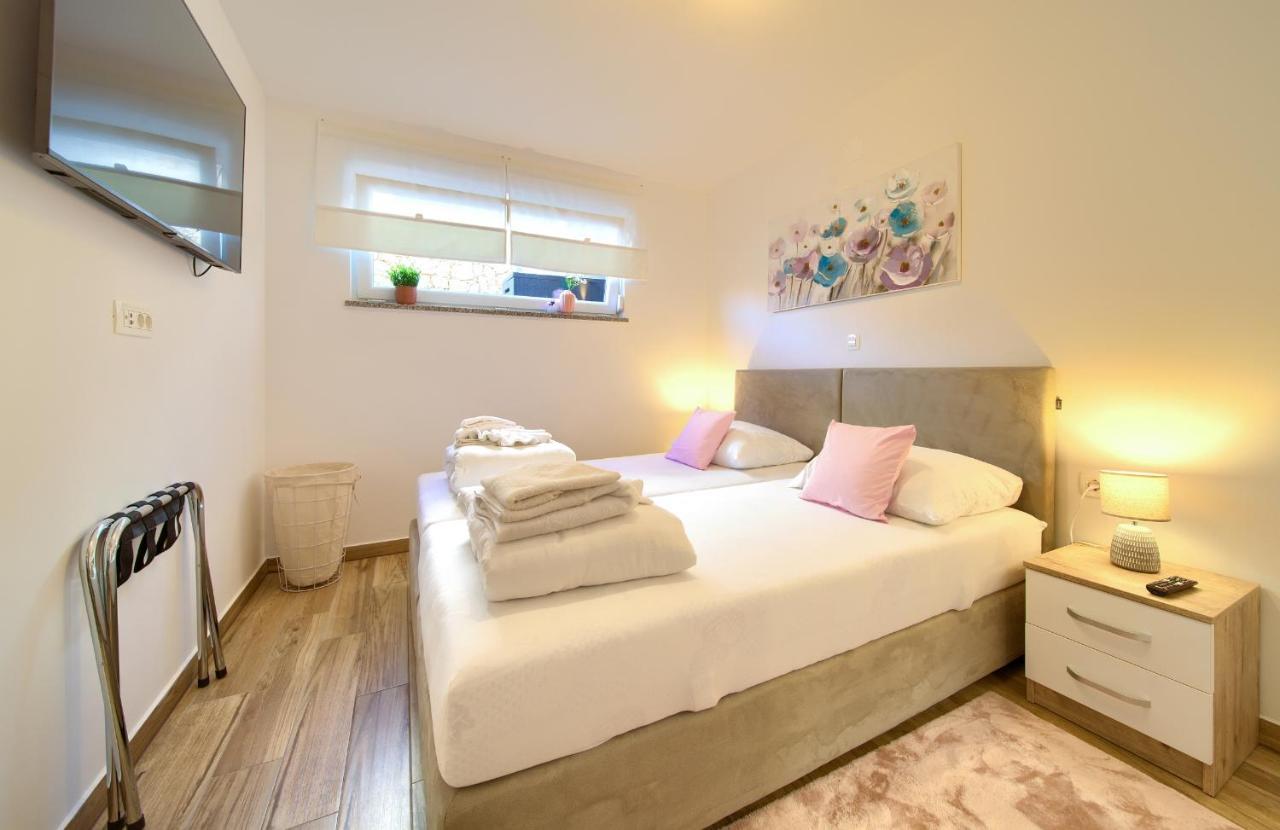 Villa Solis Lacus Modern Apartment - Private Heated Pool - Smart Tv Sky X - Free Parking Нивице Екстериор снимка