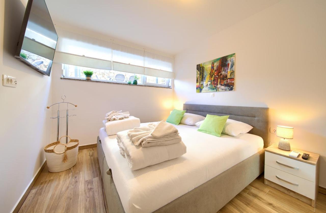 Villa Solis Lacus Modern Apartment - Private Heated Pool - Smart Tv Sky X - Free Parking Нивице Екстериор снимка