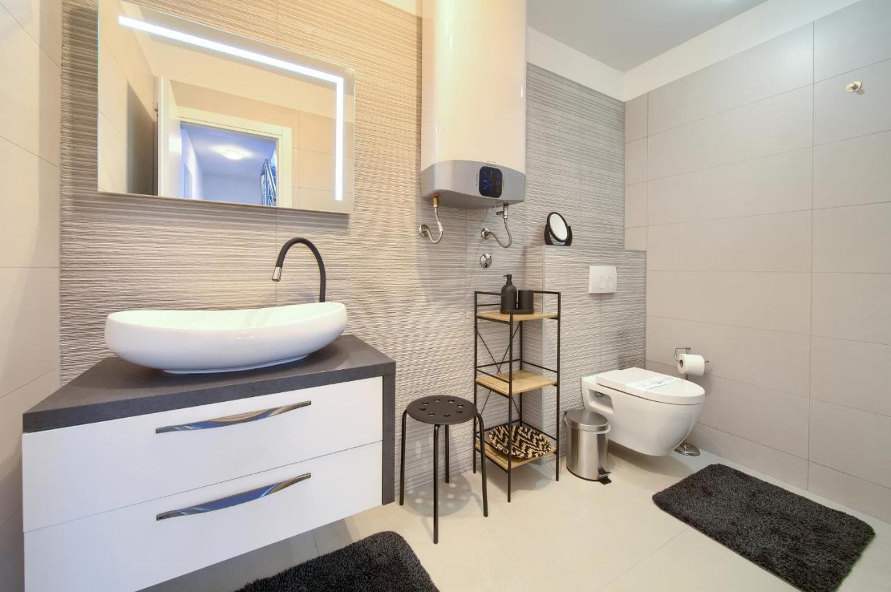 Villa Solis Lacus Modern Apartment - Private Heated Pool - Smart Tv Sky X - Free Parking Нивице Екстериор снимка